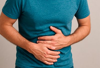У мужчины болит живот